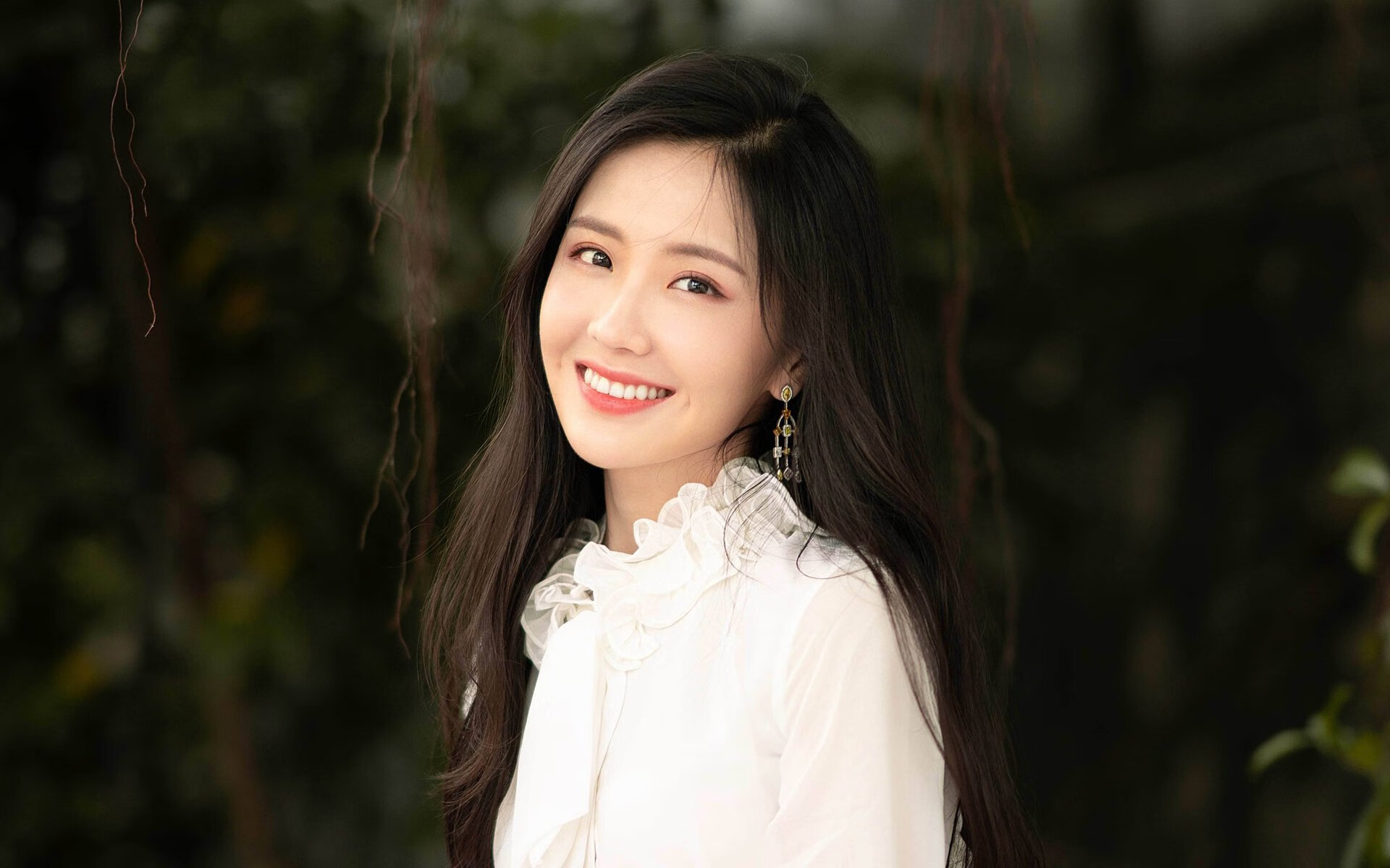 战斗不息：球场上的角逐激烈异常，酣畅淋漓，战斗不息的近义词