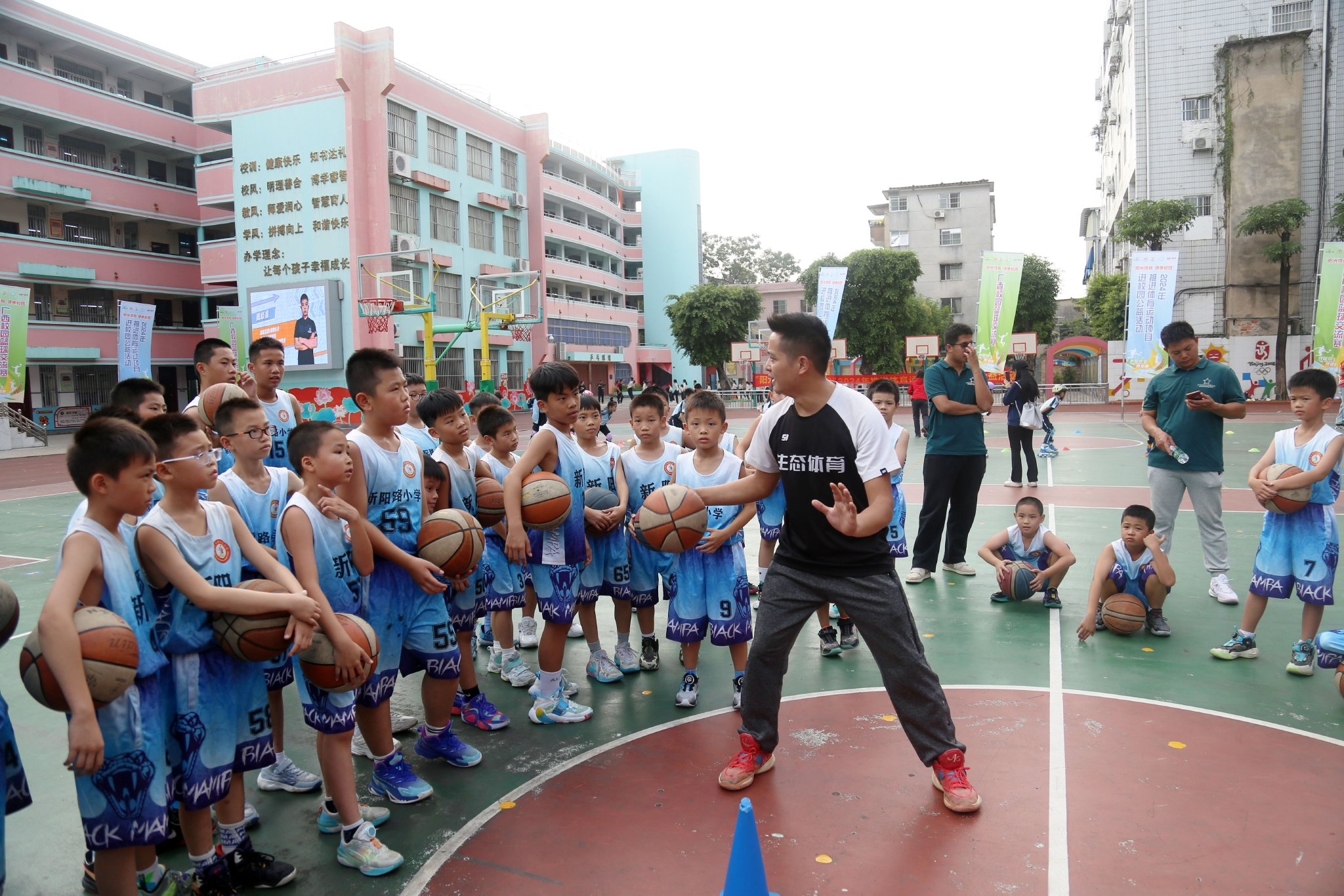 开云体育:篮球文化推广活动:让更多人了解篮球,爱上篮球的简单介绍 开云体育:篮球文化推广活动:让更多人了解篮球,爱上篮球的简单介绍